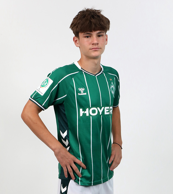 Portrait von Vid Sekulic. Er stemmt die Hände in die Hüften.