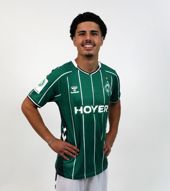 Portrait von Adrian Haweri. Er stemmt die Hände in die Hüften.