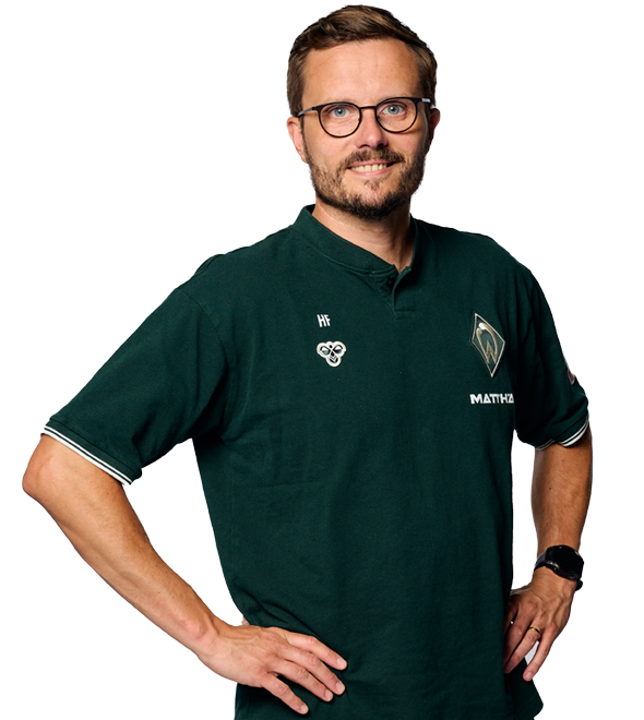 Portrait Henrik Frach. Es stemmt seine Arme in die Hüften