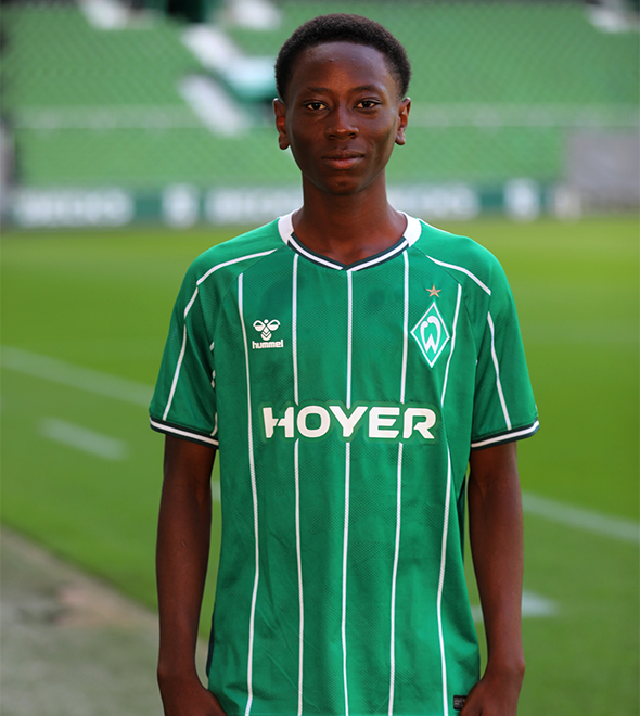 Portrait von Lee-Roy Odonkor. Er stemmt die Hände in die Hüften.