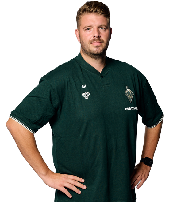 Portrait Dustin Haloschan. Es stemmt seine Arme in die Hüften