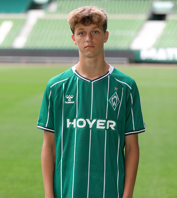 Portrait von Bennet Kiel. Er stemmt die Hände in die Hüften.