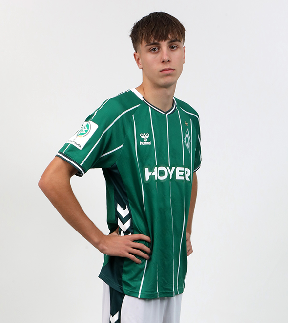 Portrait von Gabriel Wilhelm. Er stemmt die Hände in die Hüften.