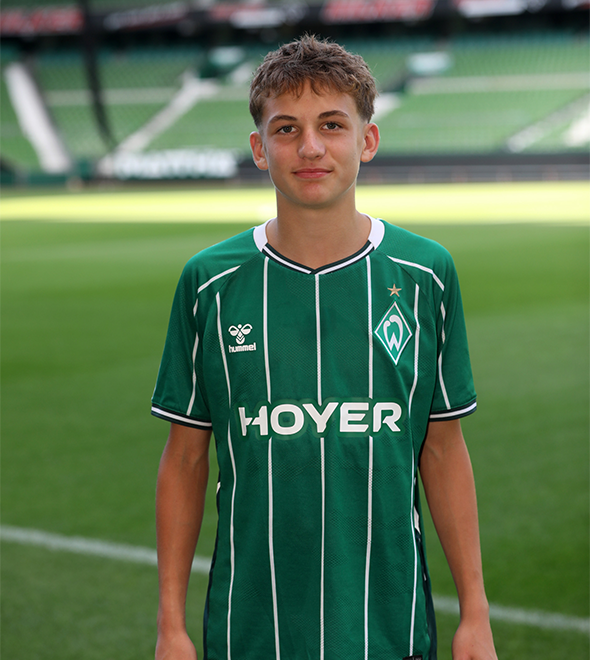 Portrait von Pepe Kevric. Er stemmt die Hände in die Hüften.