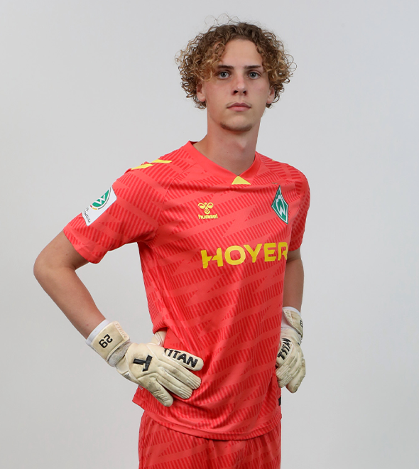 Portrait von Calvin Seidler. Er stemmt die Hände in die Hüften.