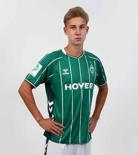 Portrait von Maximilian Garstka. Er stemmt die Hände in die Hüften.