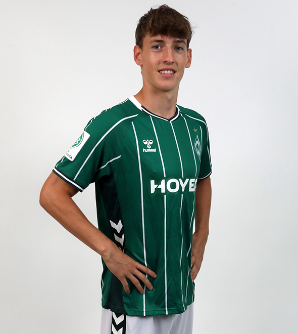 Portrait von Luca Höcker. Er stemmt die Hände in die Hüften.