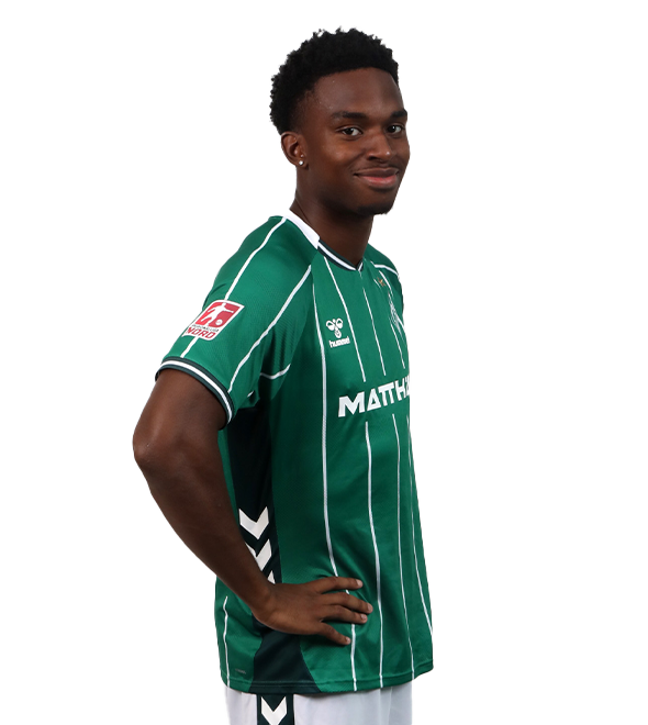 Portrait von David Igboanugo. Er stemmt die Hände in die Hüften.