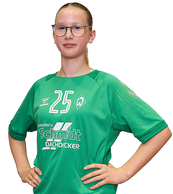 Eine junge Frau im grünen Sport-Shirt mit der Nummer 25 drauf, sie stemmt die Arme in die Hüften und lächelt.