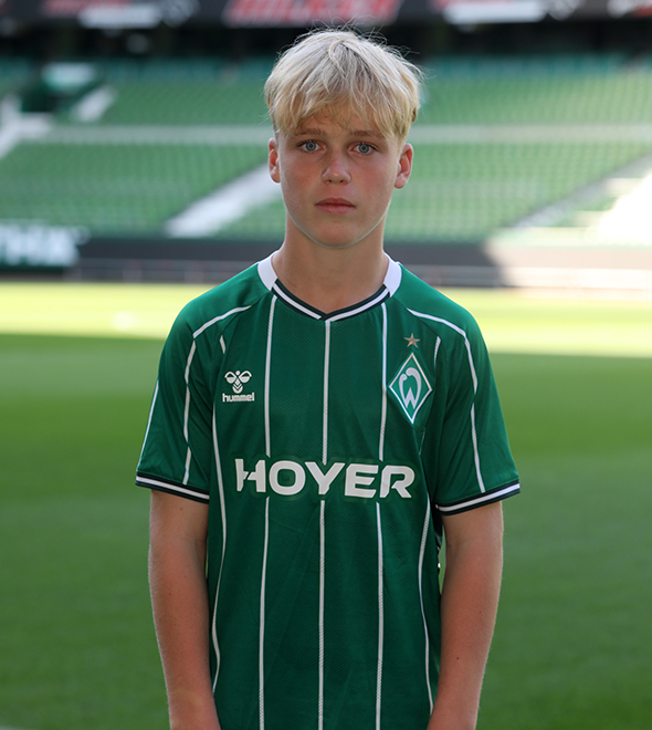 Portrait von Lionel Balters. Er stemmt die Hände in die Hüften.