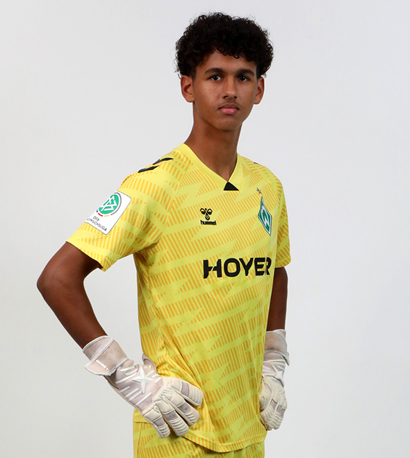 Portrait von Vincent Müller. Er stemmt die Hände in die Hüften.