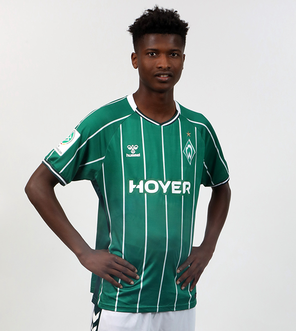 Portrait von Ablie Ceesay. Er stemmt die Hände in die Hüften.