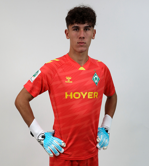 Portrait von Bennet Starcke. Er stemmt die Hände in die Hüften.