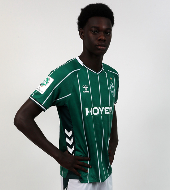 Portrait von Neal Afriyie. Er stemmt die Hände in die Hüften.