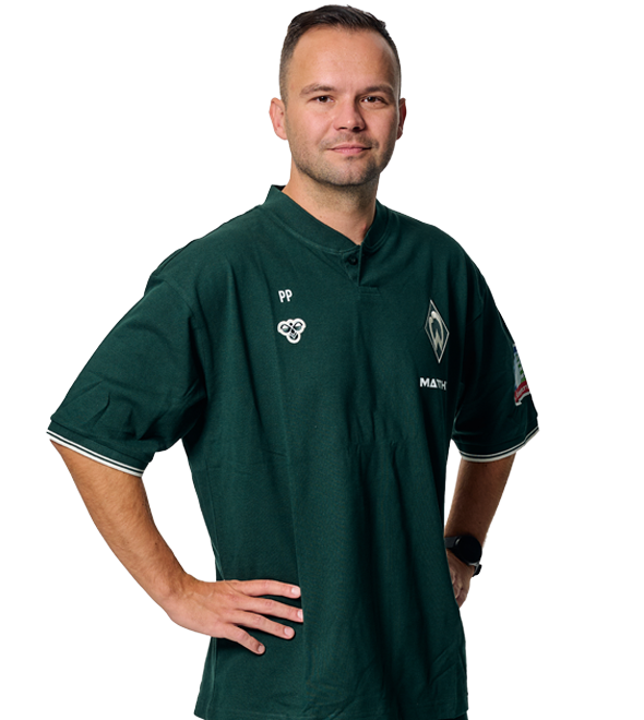 Portrait Philipp Pelka. Es stemmt seine Arme in die Hüften