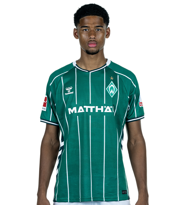 Portrait von Salim Musah. Er stemmt die Hände in die Hüften.