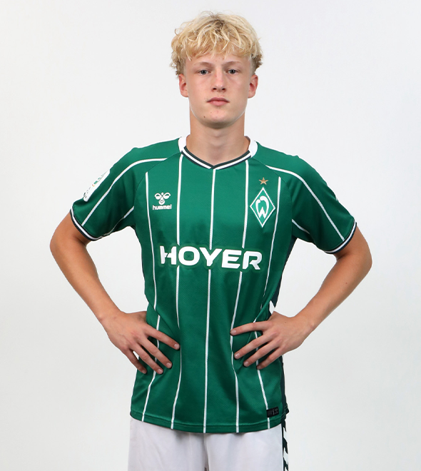 Portrait von Maximilian Wendt. Er stemmt die Hände in die Hüften.