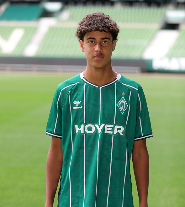 Portrait von Davi Dos Santos Tetzner. Er stemmt die Hände in die Hüften.