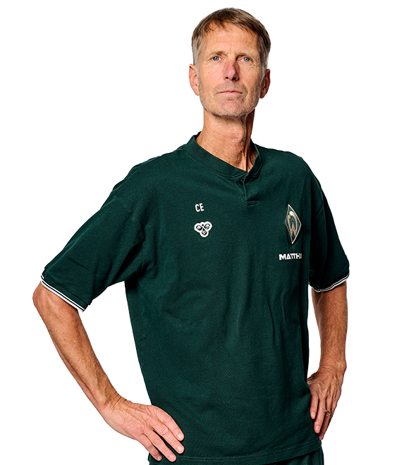 Portrait Dr. Christoph Engelke. Es stemmt seine Arme in die Hüften