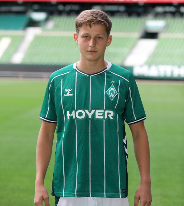 Portrait von Tommy Pastron. Er stemmt die Hände in die Hüften.