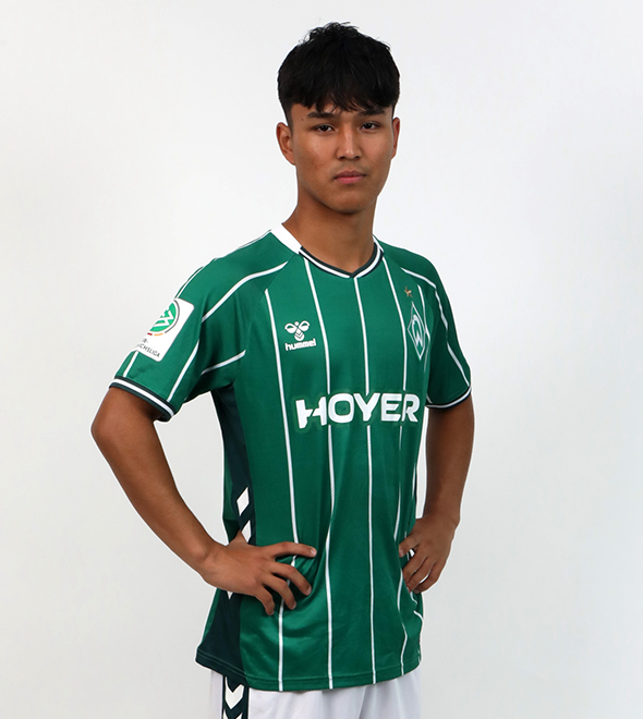 Portrait von Mortaza Reezay. Er stemmt die Hände in die Hüften.