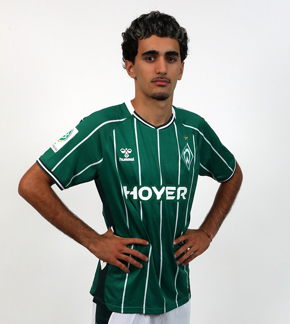 Portrait von Tomas Collevecchio. Er stemmt die Hände in die Hüften.