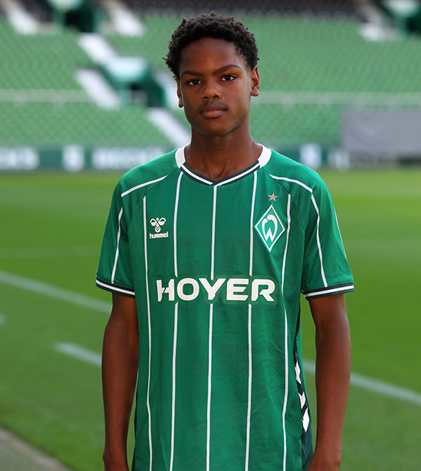 Portrait von Hakim Ma-Aweya. Er stemmt die Hände in die Hüften.