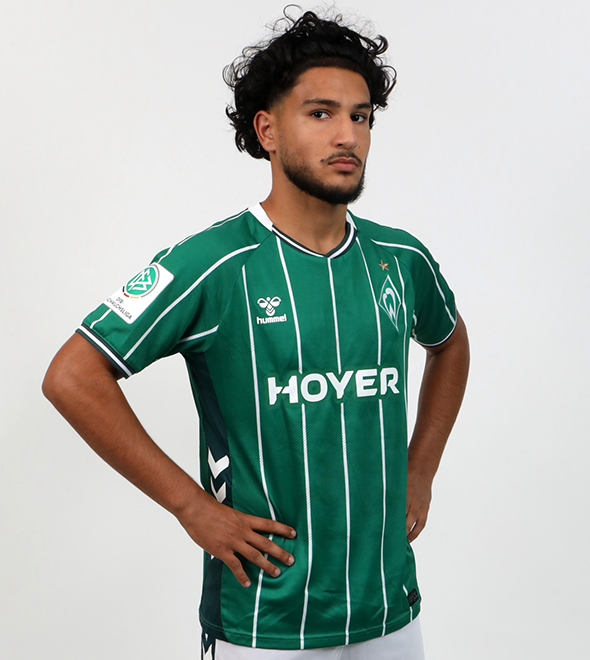 Portrait von Ahmed Atilgan. Er stemmt die Hände in die Hüften.