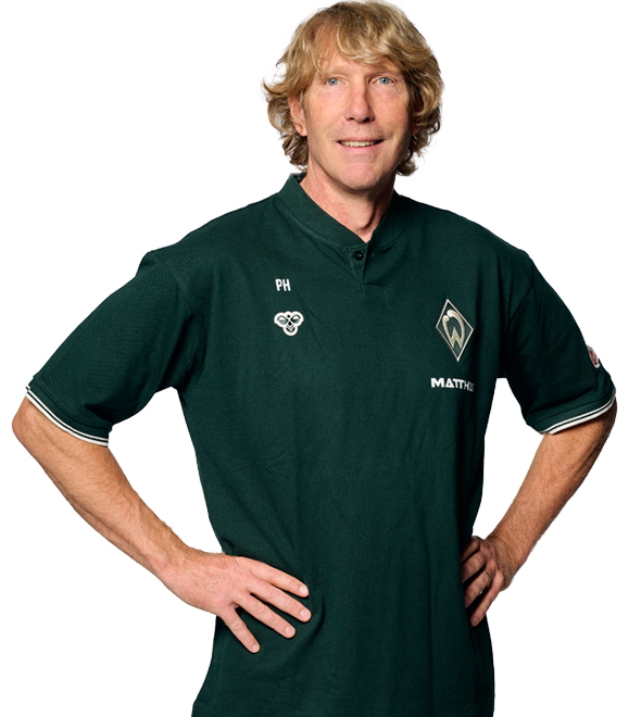 Portrait Dr. Philip Heitmann. Es stemmt seine Arme in die Hüften