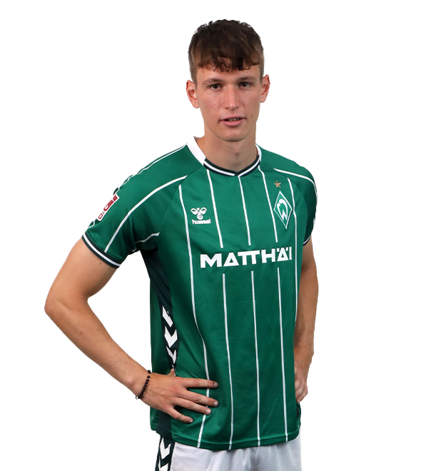 Portrait von Dominik Kasper. Er stemmt die Hände in die Hüften.