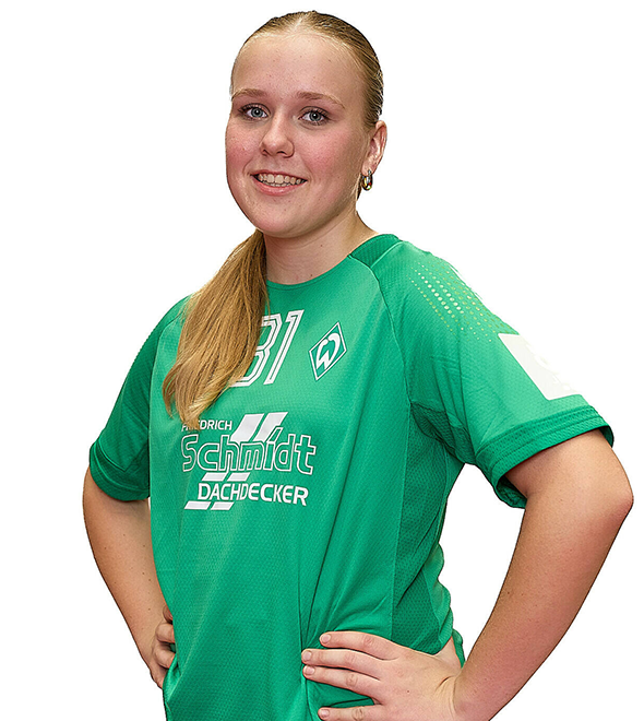 Eine junge Frau im grünen Sport-Shirt mit der Nummer 31 drauf, sie stemmt die Arme in die Hüften und lächelt.