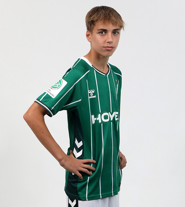 Portrait von Damian Lepper. Er stemmt die Hände in die Hüften.