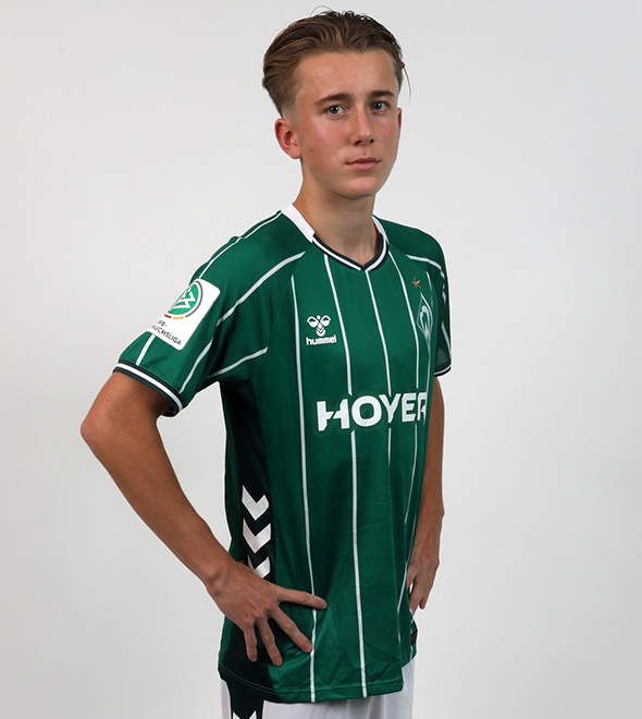 Portrait von Tim Teschke. Er stemmt die Hände in die Hüften.