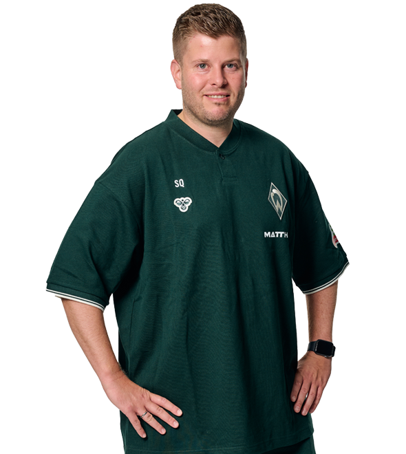 Portrait Sören Quittkat. Es stemmt seine Arme in die Hüften