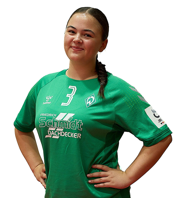 Eine junge Frau im grünen Sport-Shirt mit der Nummer 3 drauf, sie stemmt die Arme in die Hüften und lächelt.