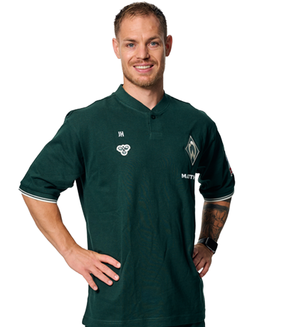 Portrait Johannes Haberlandt. Es stemmt seine Arme in die Hüften