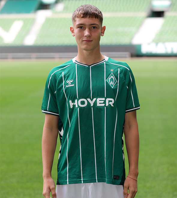 Portrait von Arthur Kloss. Er stemmt die Hände in die Hüften.