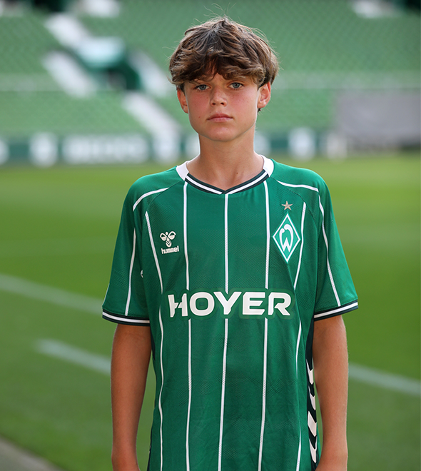 Portrait von Carl Grohbrüg. Er stemmt die Hände in die Hüften.