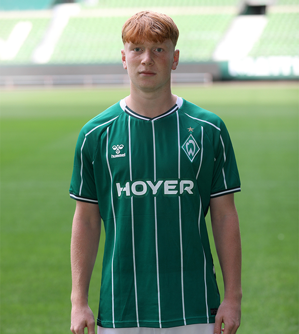 Portrait von Adrian Luca Japs. Er stemmt die Hände in die Hüften.