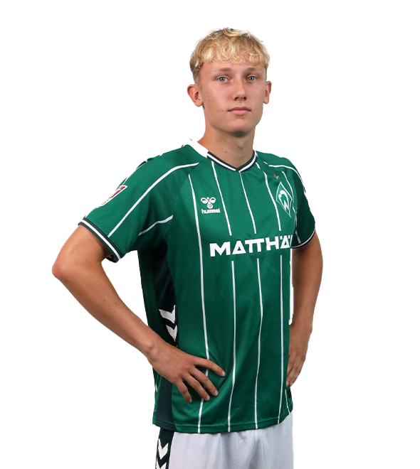 Portrait von Ben Ostermann. Er stemmt die Hände in die Hüften.