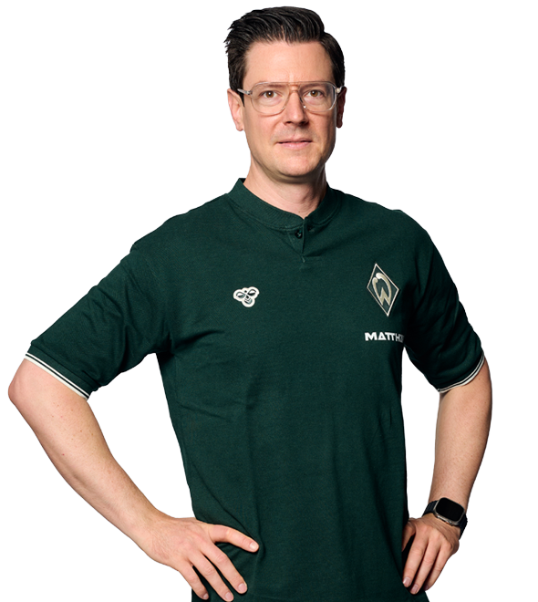 Portrait Robert Gorzolla. Es stemmt seine Arme in die Hüften