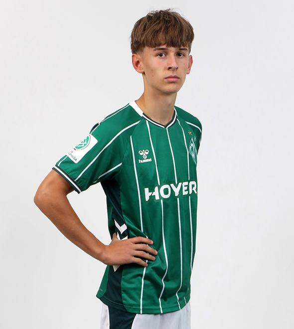 Portrait von Elias Frey. Er stemmt die Hände in die Hüften.