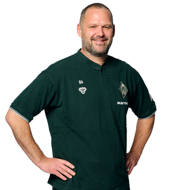 Portrait Boban Aleric. Es stemmt seine Arme in die Hüften