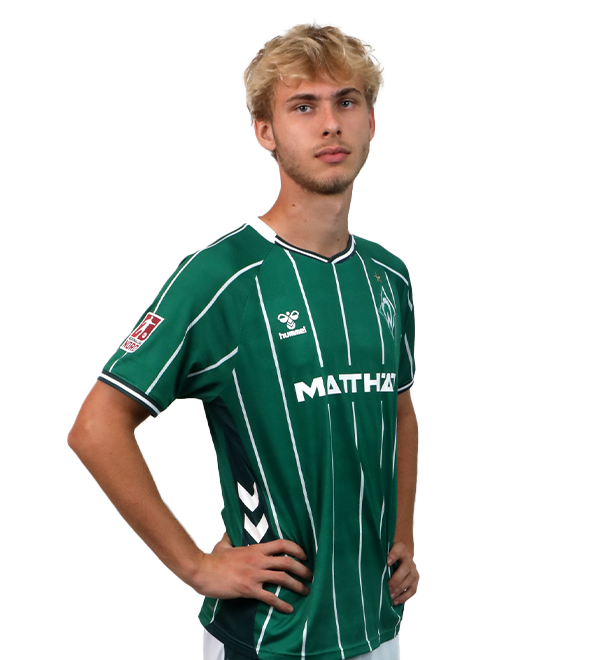 Portrait von Lennart Baum. Er stemmt die Hände in die Hüften.