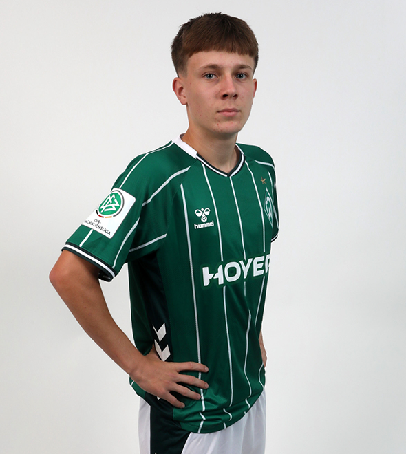 Portrait von Linus Bötjer. Er stemmt die Hände in die Hüften.