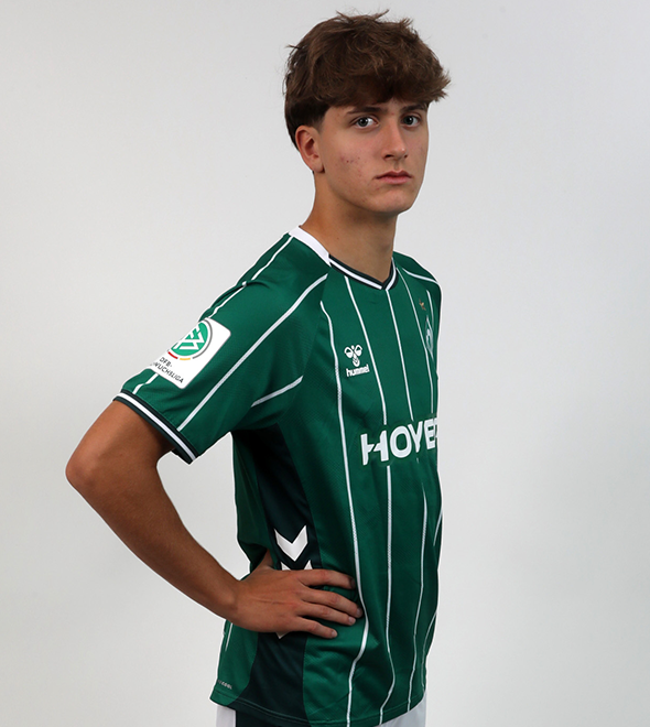 Portrait von Marten Buck. Er stemmt die Hände in die Hüften.