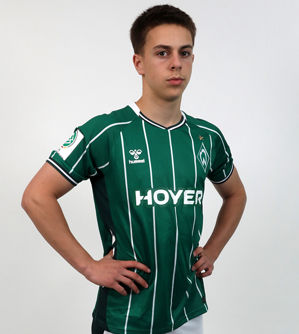 Portrait von Paul Bunkowski. Er stemmt die Hände in die Hüften.