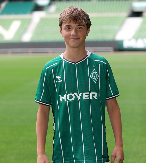 Portrait von Lennard Tepe. Er stemmt die Hände in die Hüften.