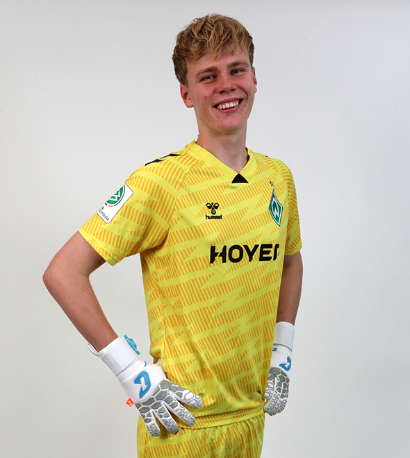 Portrait von Lewis Diercks. Er stemmt die Hände in die Hüften.