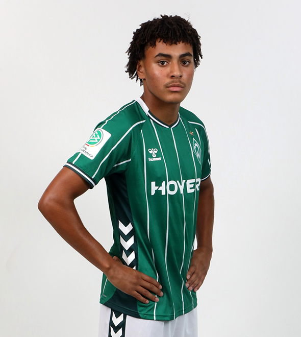 Portrait von Joshua Joel. Er stemmt die Hände in die Hüften.